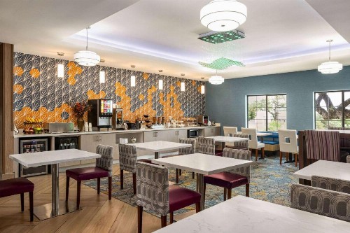 La Quinta Inn & Suites by Wyndham San Antonio North Stone Oak - image 34