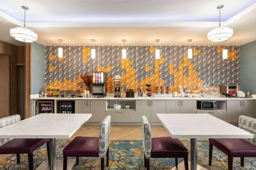 La Quinta Inn & Suites by Wyndham San Antonio North Stone Oak - image 35