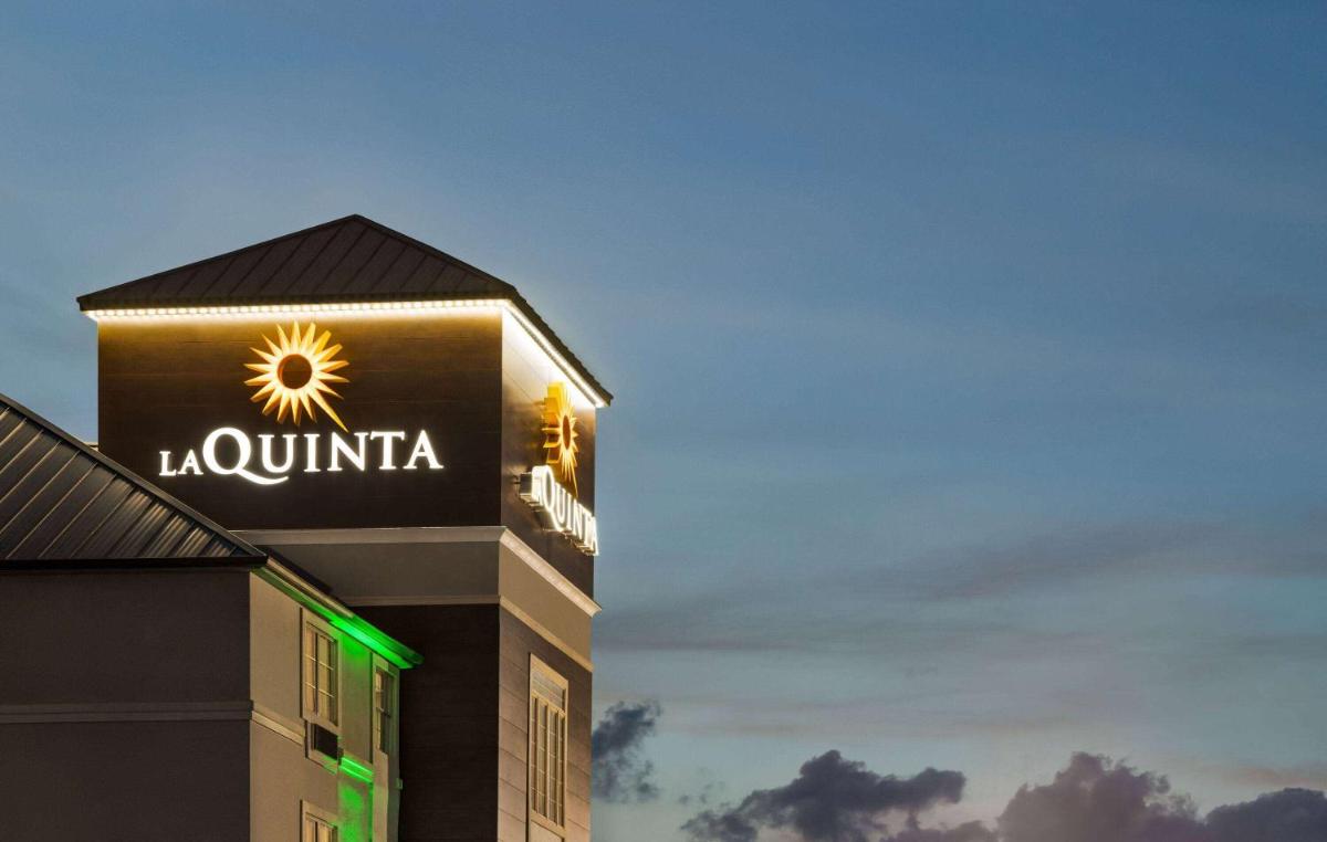 La Quinta Inn & Suites by Wyndham San Antonio North Stone Oak - image 4