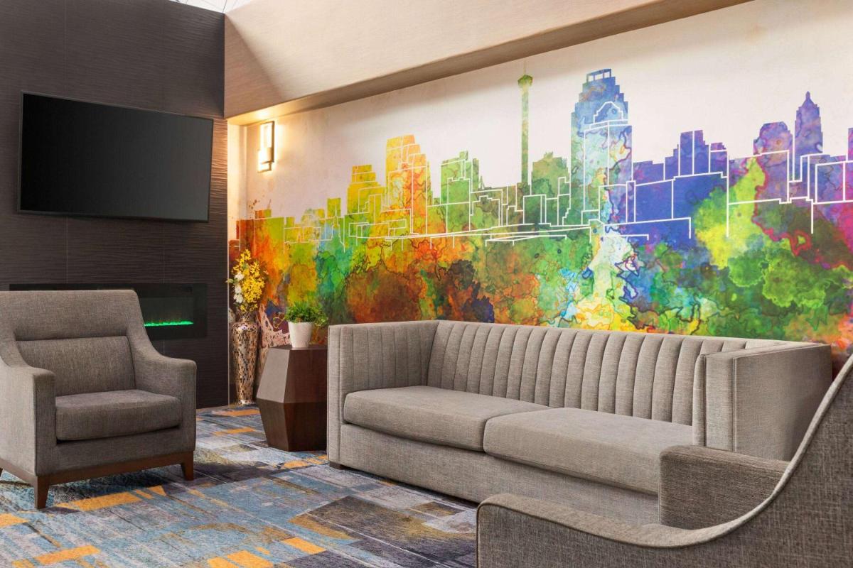 La Quinta Inn & Suites by Wyndham San Antonio North Stone Oak - image 6