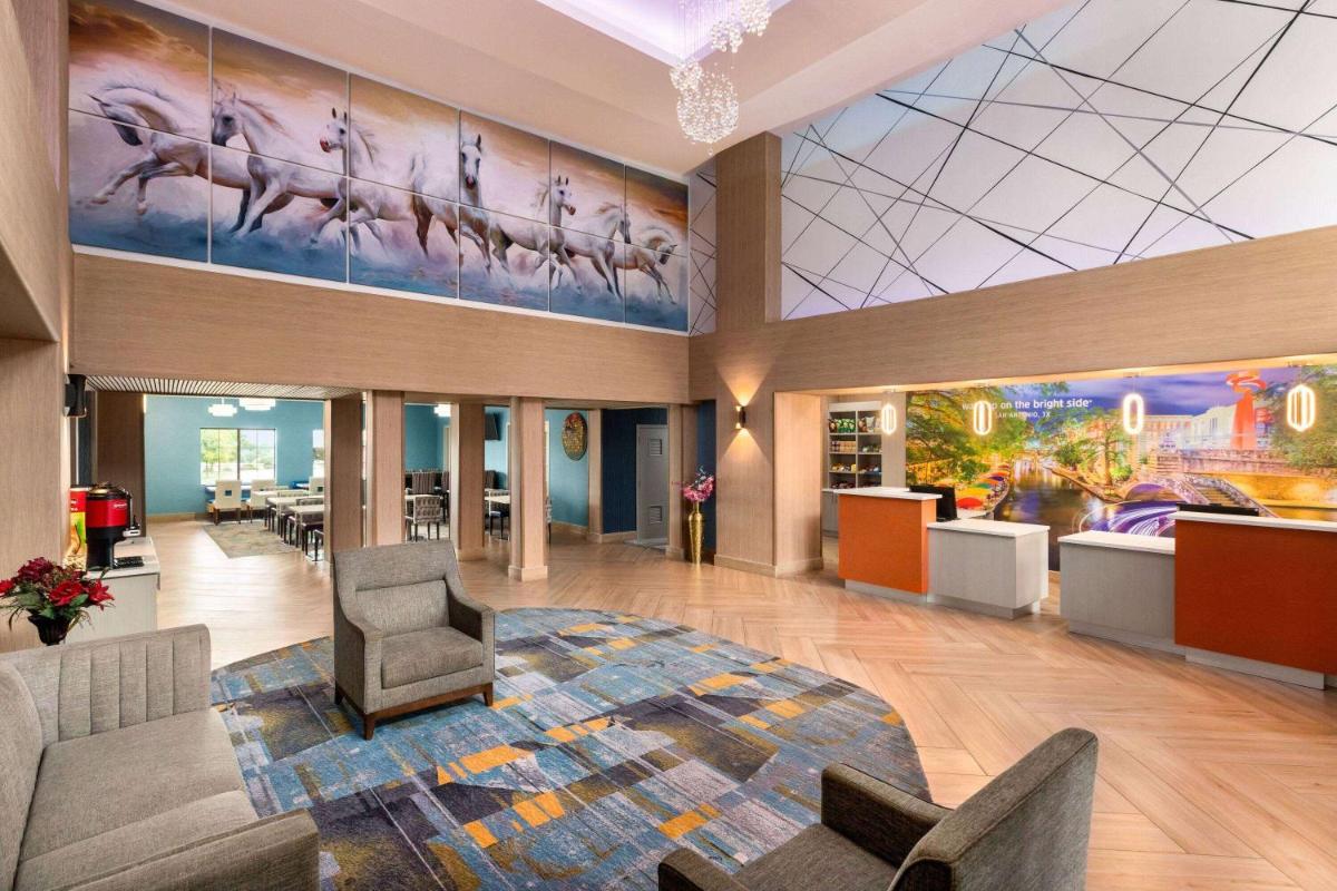 La Quinta Inn & Suites by Wyndham San Antonio North Stone Oak - image 7