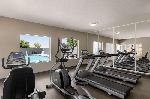 La Quinta Inn & Suites by Wyndham San Antonio North Stone Oak - image 9