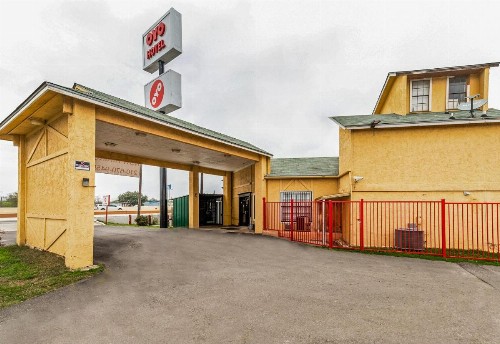 OYO Hotel San Antonio Lackland near Seaworld - image 15