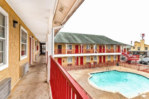 OYO Hotel San Antonio Lackland near Seaworld - image 6