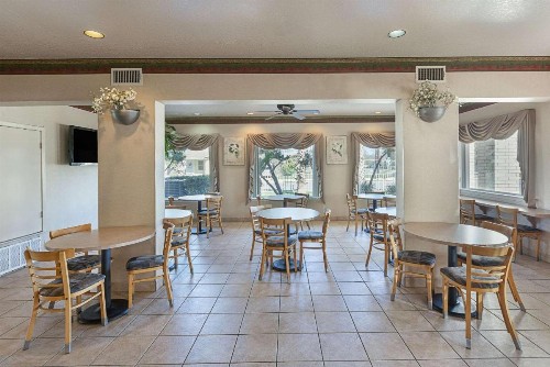 Econo Lodge Downtown South - image 11