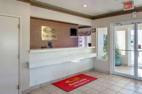 Econo Lodge Downtown South - image 25