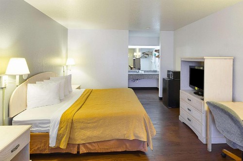 Econo Lodge Downtown South - image 7