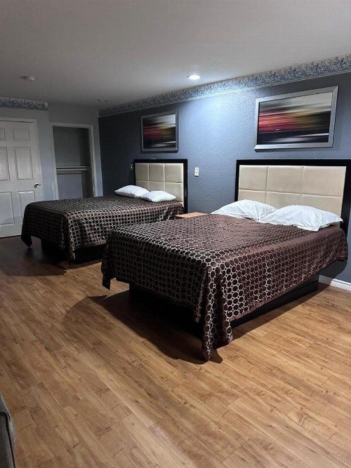 Mustang Inn and Suites - image 13