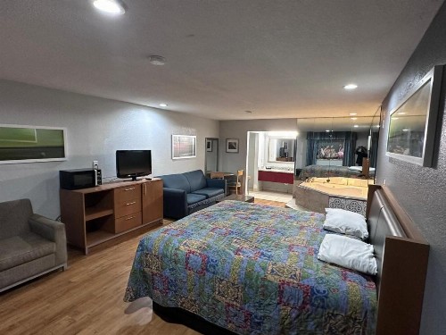 Mustang Inn and Suites - image 14