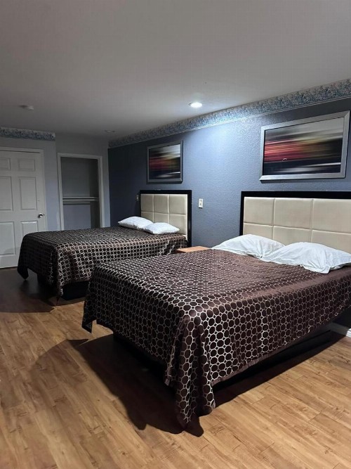 Mustang Inn and Suites - image 16