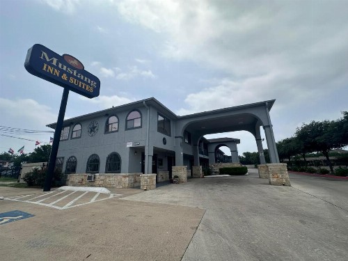 Mustang Inn and Suites - image 17