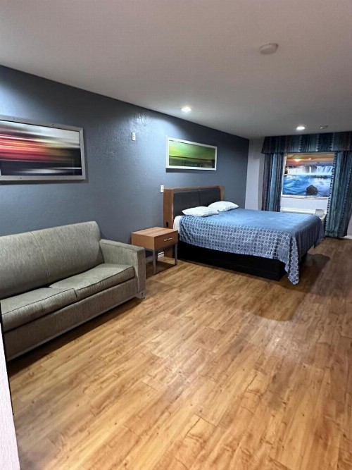 Mustang Inn and Suites - image 20