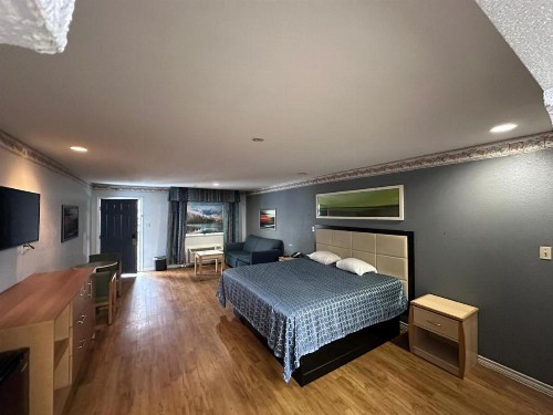 Mustang Inn and Suites - image 23
