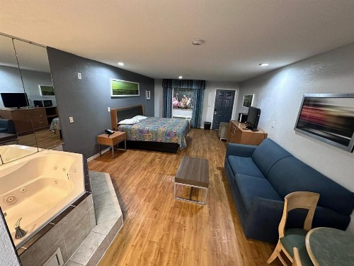 Mustang Inn and Suites - image 5