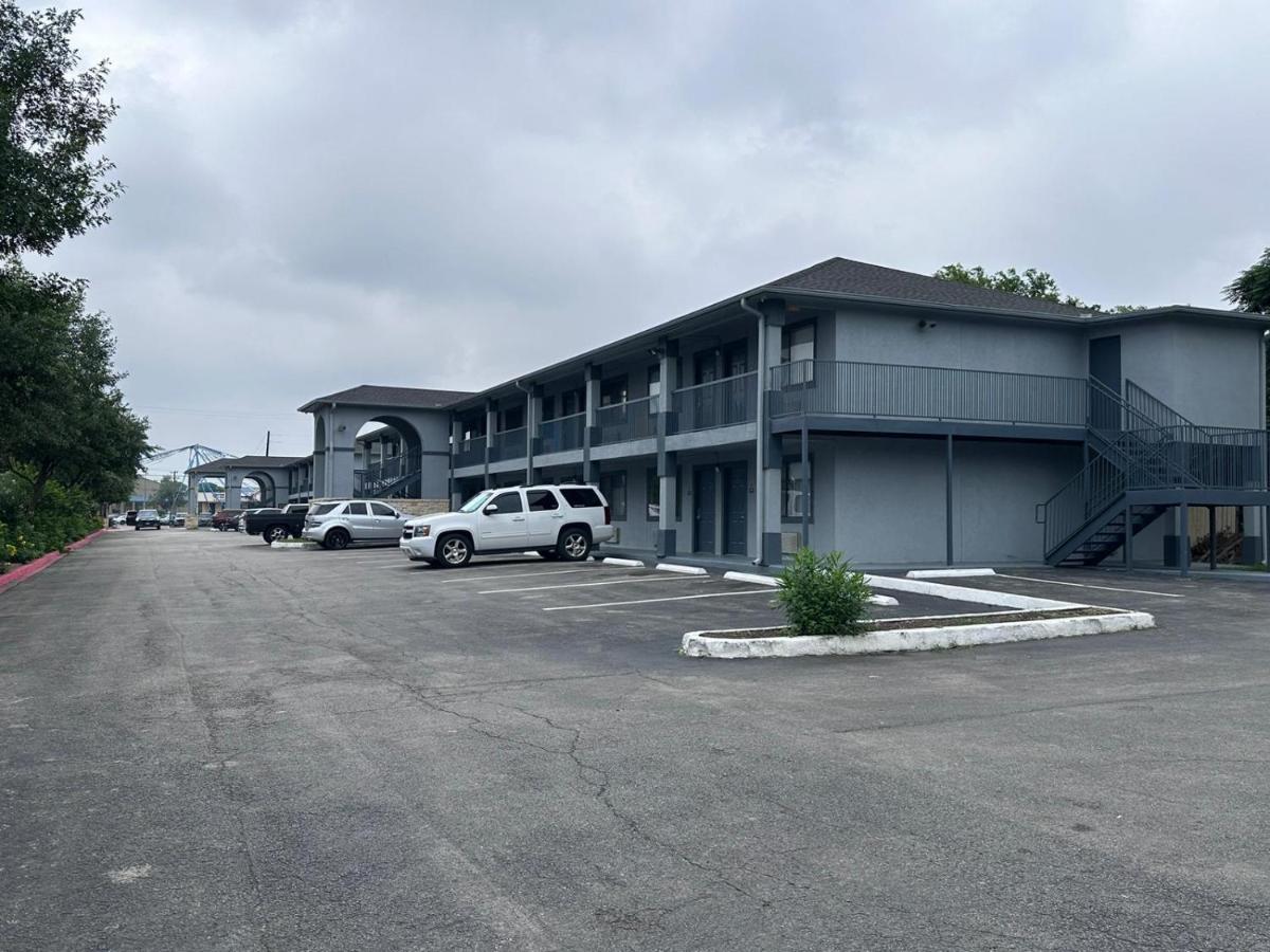 Mustang Inn and Suites - image 6