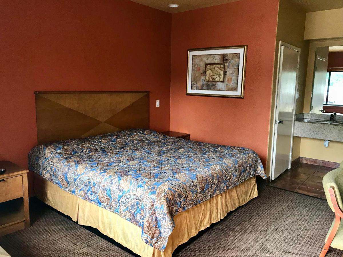 Camino Real Motel - image 7