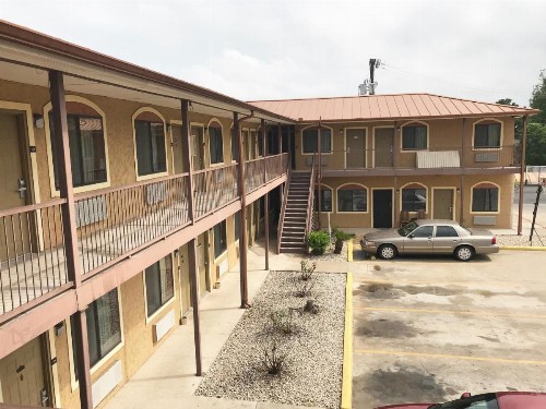 Camino Real Motel - image 9