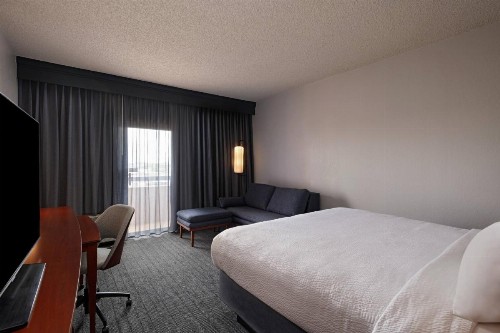 Courtyard by Marriott San Antonio Airport - image 20