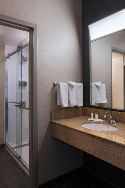 Courtyard by Marriott San Antonio Airport - image 4