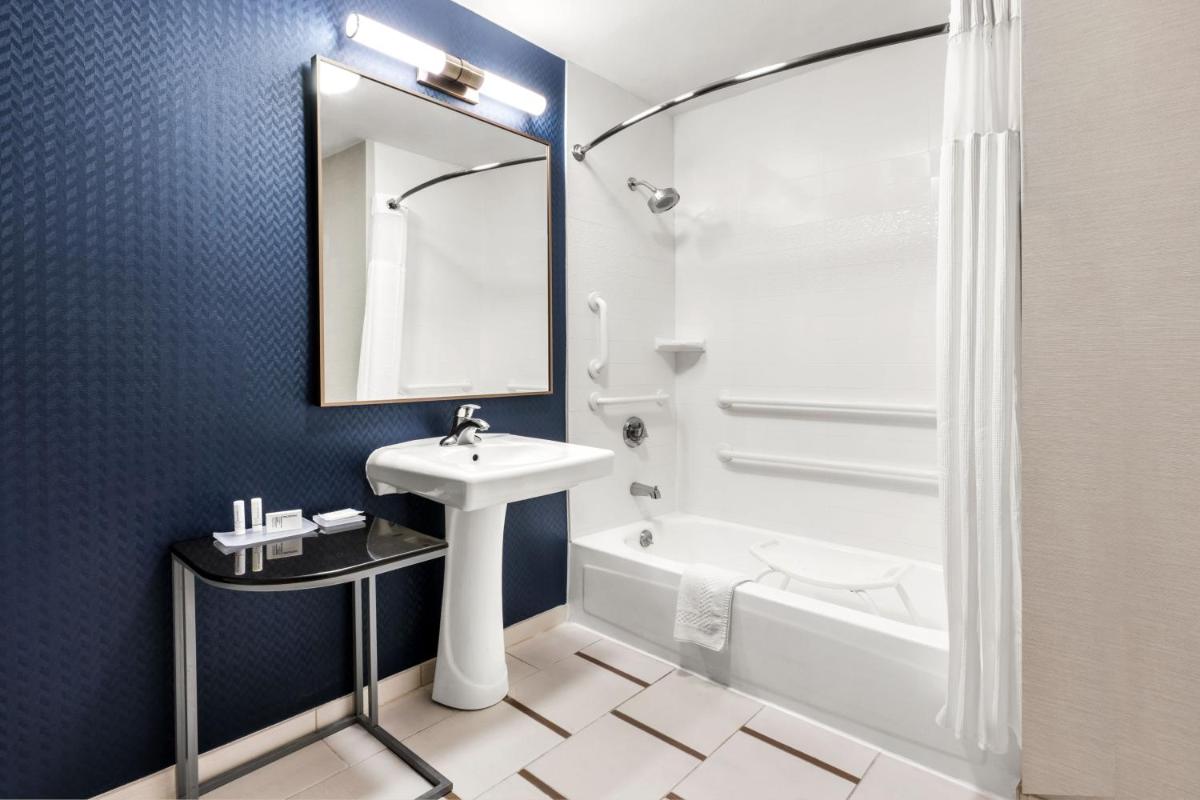 Fairfield Inn & Suites by Marriott San Antonio Downtown/Market Square - image 5