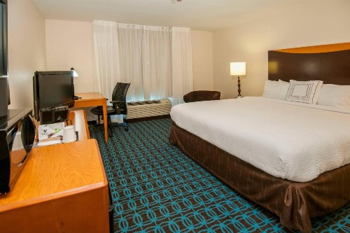 Fairfield Inn & Suites by Marriott San Antonio North/Stone Oak - image 9