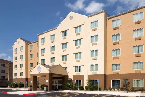 Fairfield Inn & Suites by Marriott San Antonio Airport/North Star Mall - image 5
