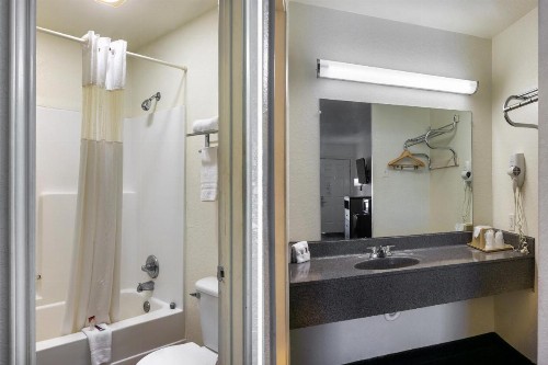 OYO Inn & Suites Medical Center San Antonio - image 11