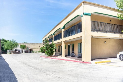 OYO Inn & Suites Medical Center San Antonio - image 17