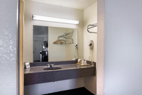 OYO Inn & Suites Medical Center San Antonio - image 30
