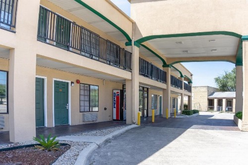 OYO Inn & Suites Medical Center San Antonio - image 31