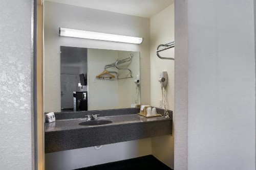 OYO Inn & Suites Medical Center San Antonio - image 33