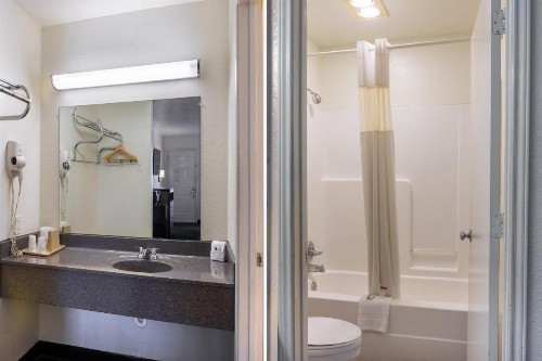 OYO Inn & Suites Medical Center San Antonio - image 35