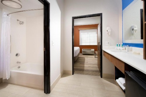 Holiday Inn Express & Suites San Antonio - Downtown Market Area an IHG Hotel - image 14