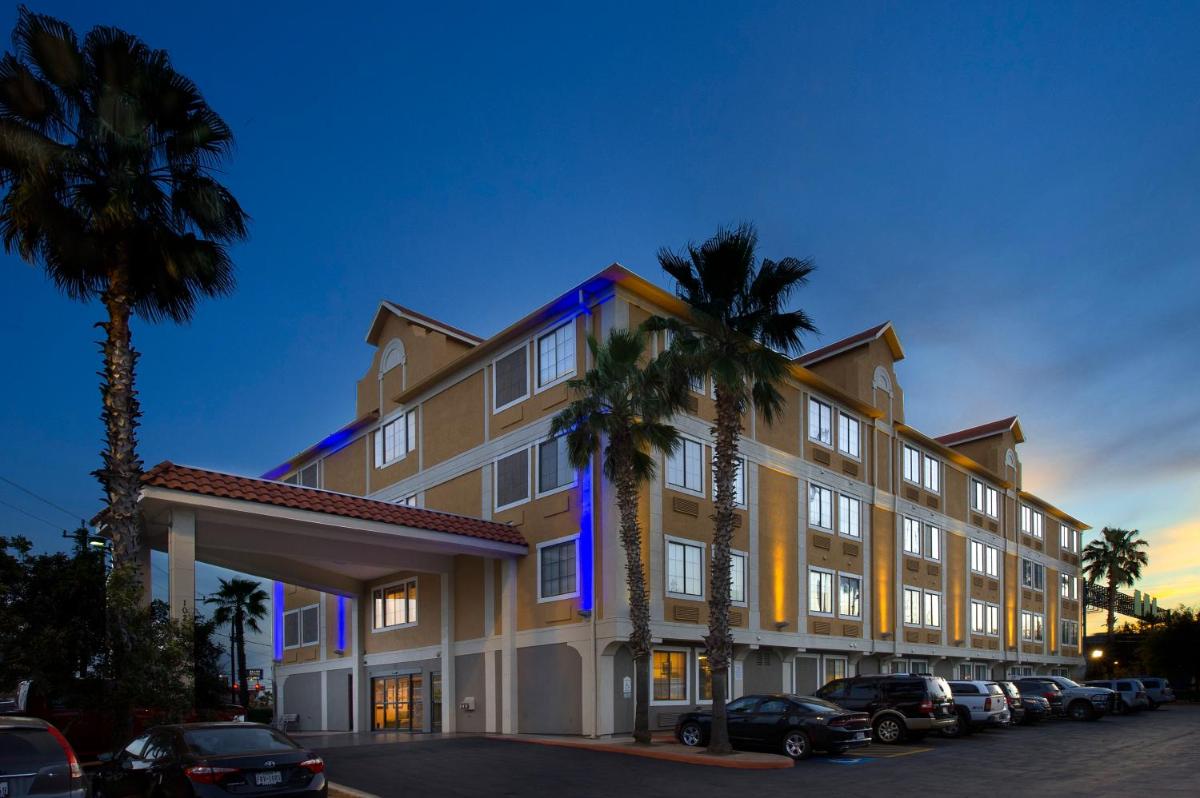 Holiday Inn Express & Suites San Antonio - Downtown Market Area an IHG Hotel - image 3