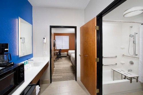 Holiday Inn Express & Suites San Antonio - Downtown Market Area an IHG Hotel - image 7