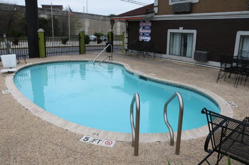 Super 8 by Wyndham San Antonio/I-35 North - image 12