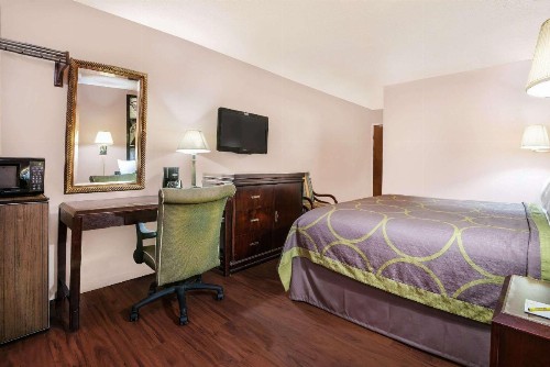 Super 8 by Wyndham San Antonio/I-35 North - image 2