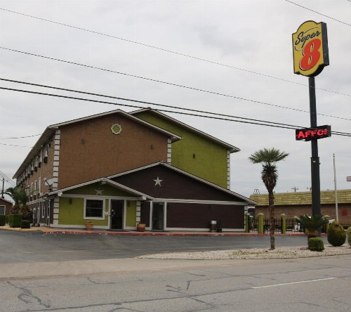 Super 8 by Wyndham San Antonio/I-35 North - image 24