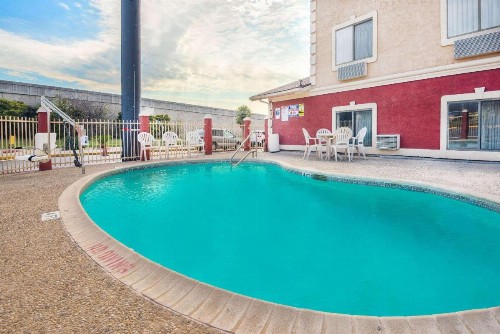 Super 8 by Wyndham San Antonio/I-35 North - image 26
