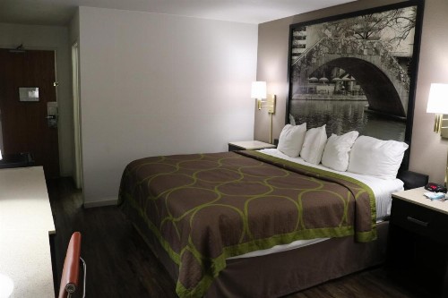Super 8 by Wyndham San Antonio/I-35 North - image 3