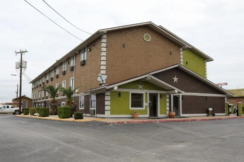Super 8 by Wyndham San Antonio/I-35 North - image 30