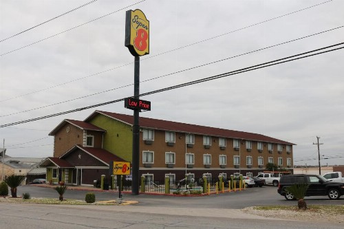 Super 8 by Wyndham San Antonio/I-35 North - image 32