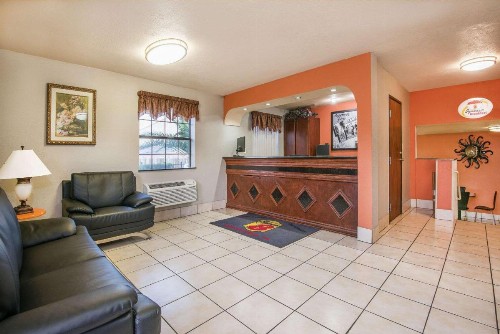 Super 8 by Wyndham San Antonio/I-35 North - image 7