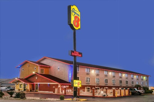 Super 8 by Wyndham San Antonio/I-35 North - image 8