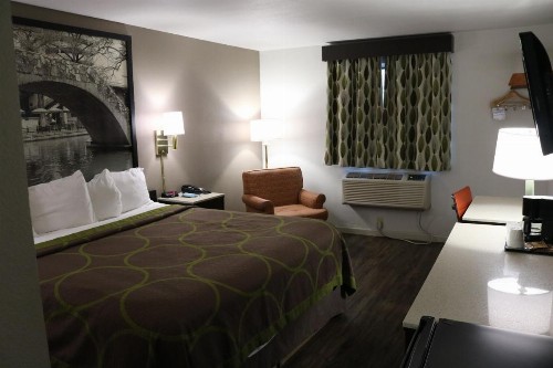 Super 8 by Wyndham San Antonio/I-35 North - image 9