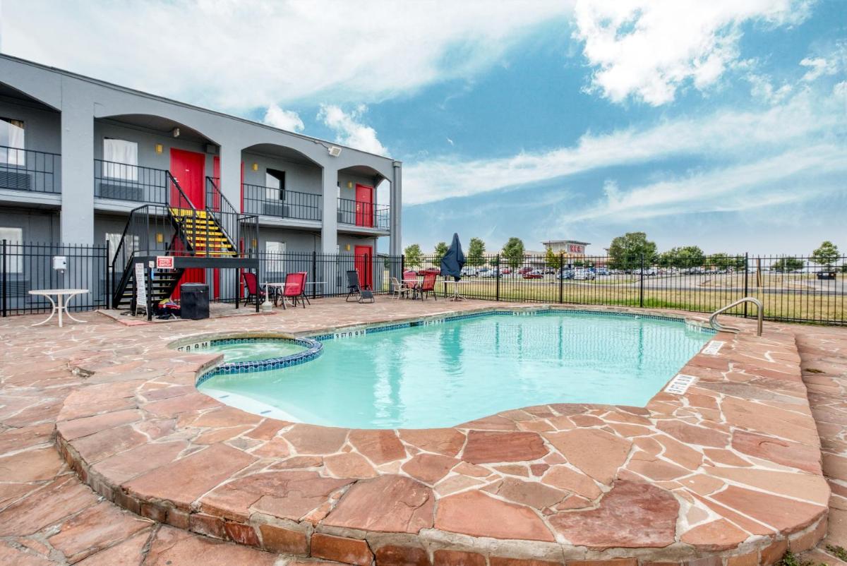 OYO Hotel San Antonio Lackland Air Force Base West - image 2