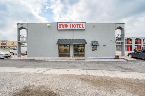 OYO Hotel San Antonio Lackland Air Force Base West - image 3