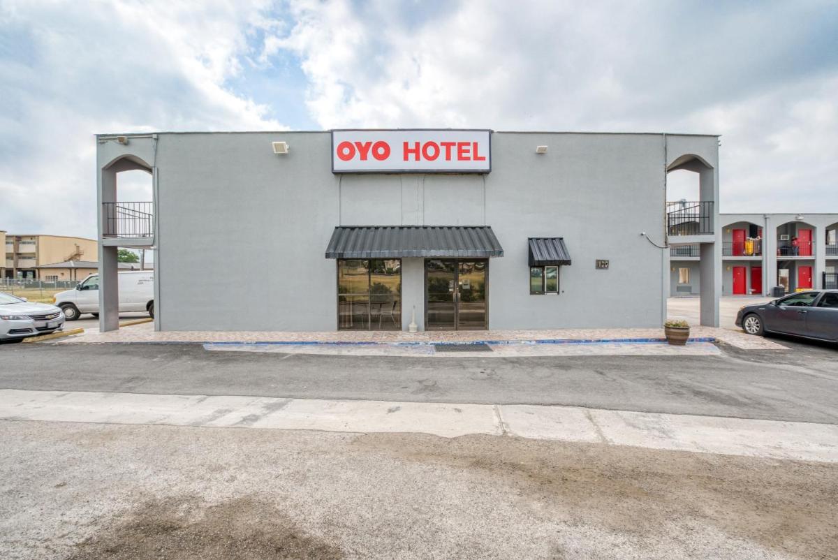 OYO Hotel San Antonio Lackland Air Force Base West - image 3
