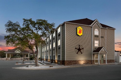 Super 8 by Wyndham San Antonio Airport North - image 3