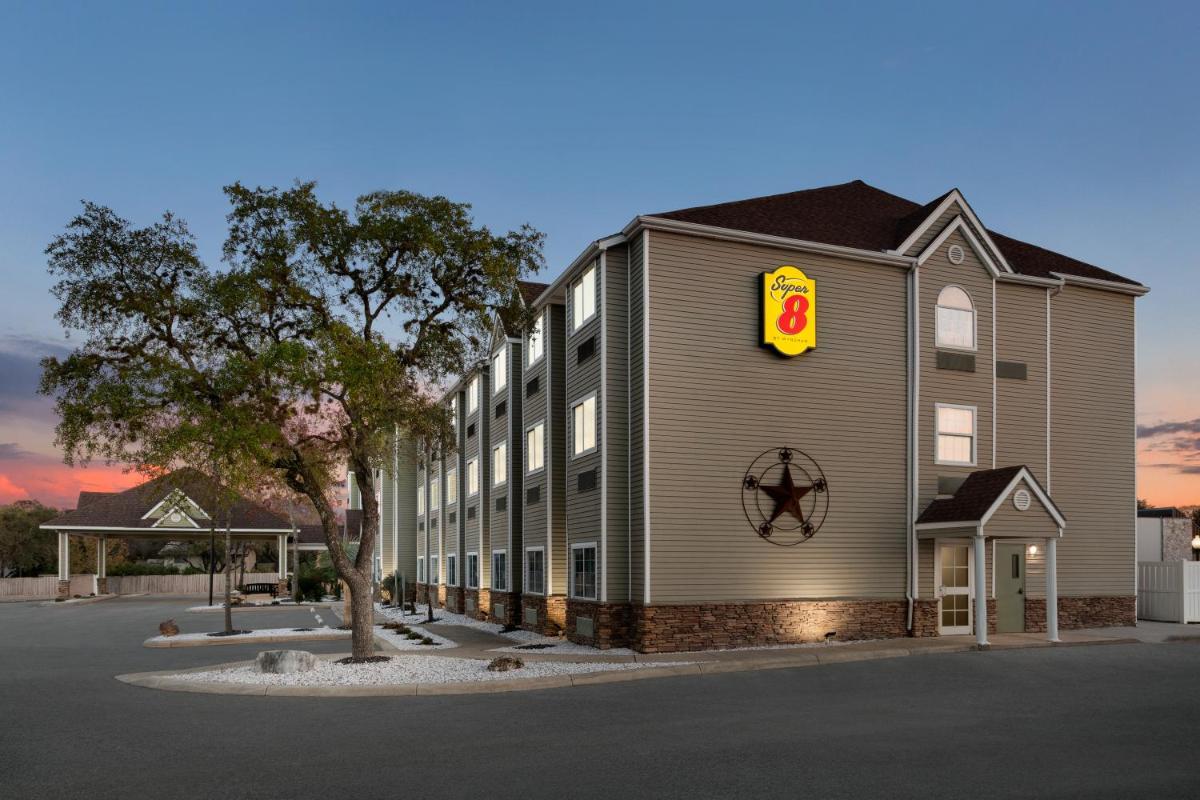 Super 8 by Wyndham San Antonio Airport North - image 3